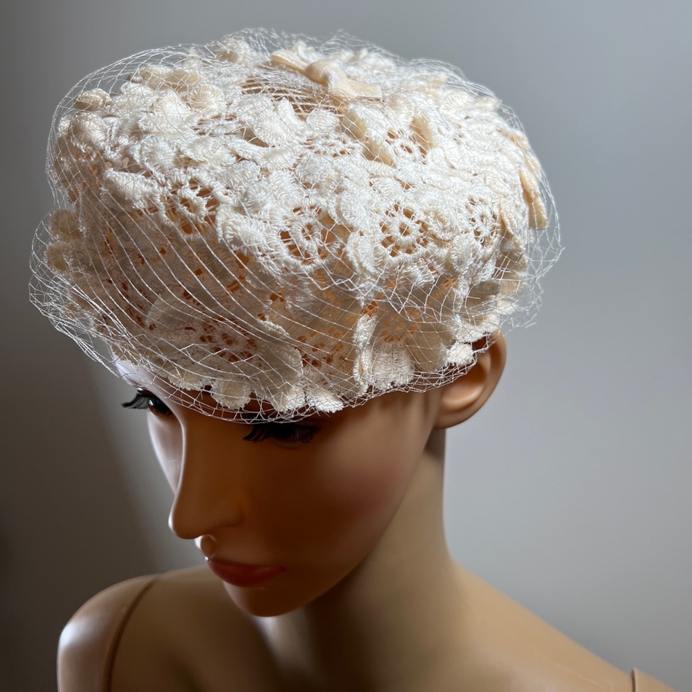 Look at this beautiful vintage hat! Get it before it’s gone